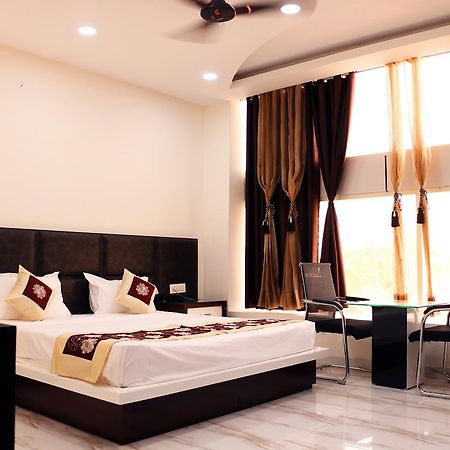 Hotel Neelam Moga Ludhiana Extérieur photo
