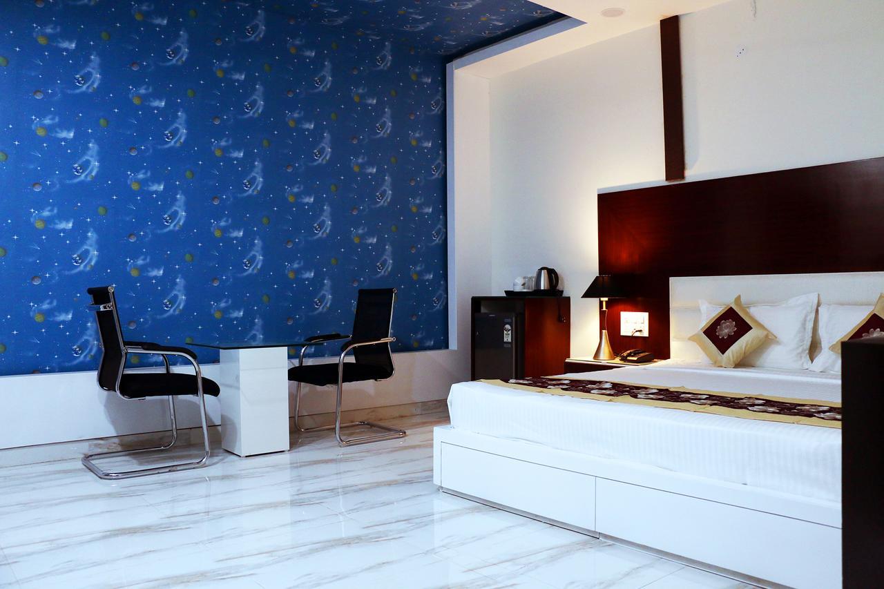 Hotel Neelam Moga Ludhiana Extérieur photo