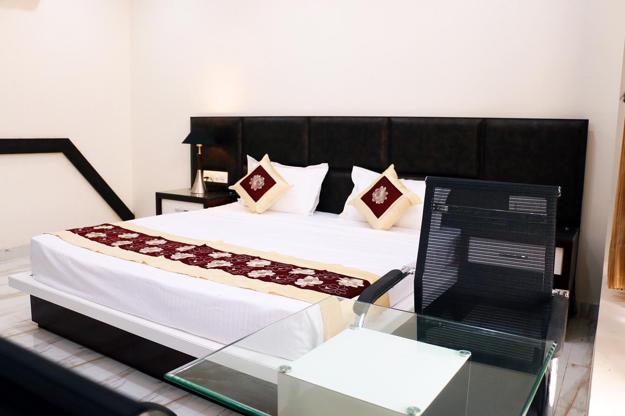 Hotel Neelam Moga Ludhiana Extérieur photo