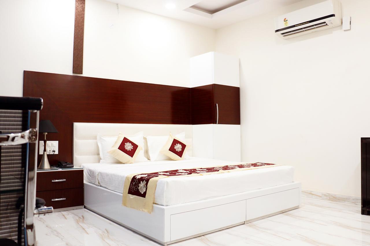 Hotel Neelam Moga Ludhiana Extérieur photo