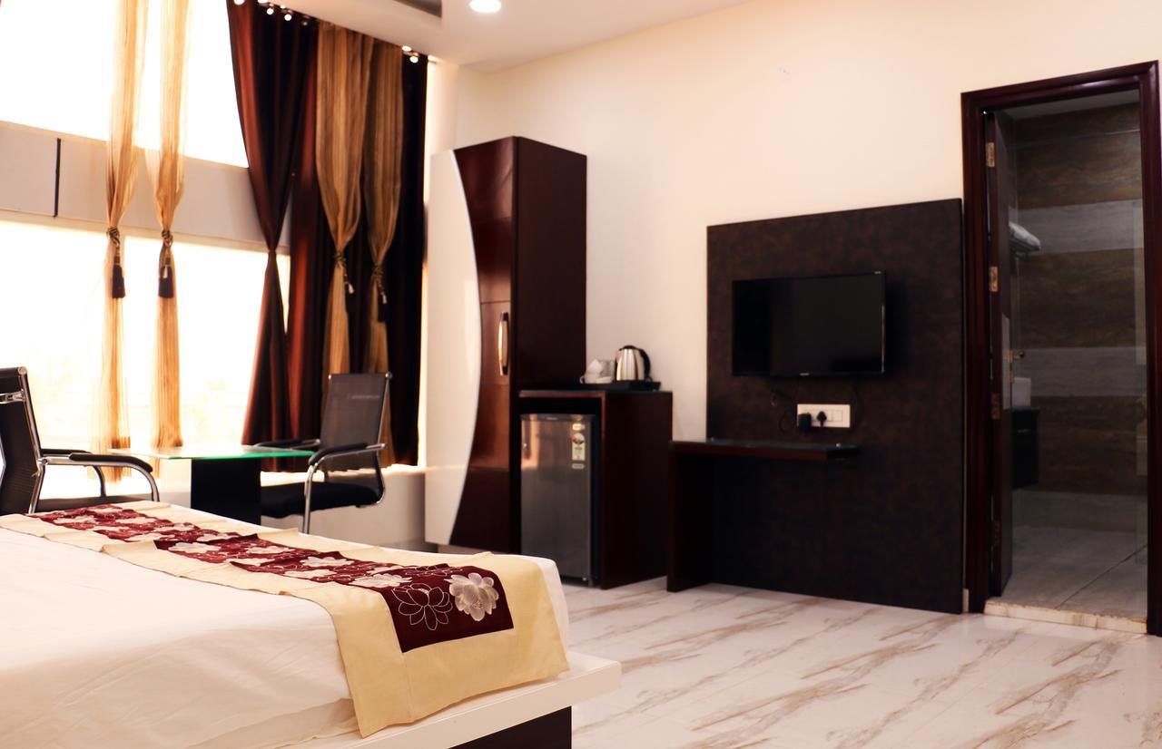 Hotel Neelam Moga Ludhiana Extérieur photo