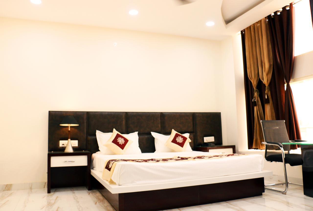 Hotel Neelam Moga Ludhiana Extérieur photo