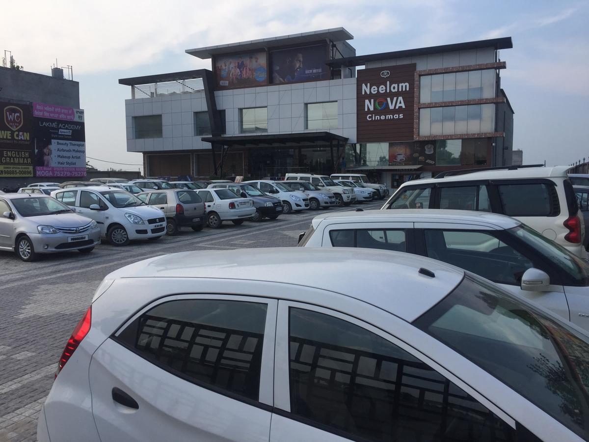 Hotel Neelam Moga Ludhiana Extérieur photo