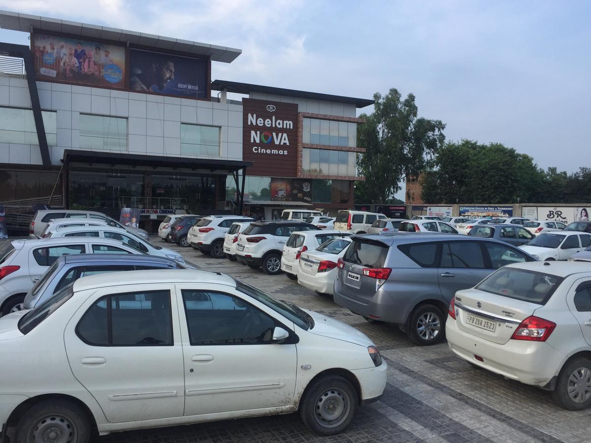 Hotel Neelam Moga Ludhiana Extérieur photo