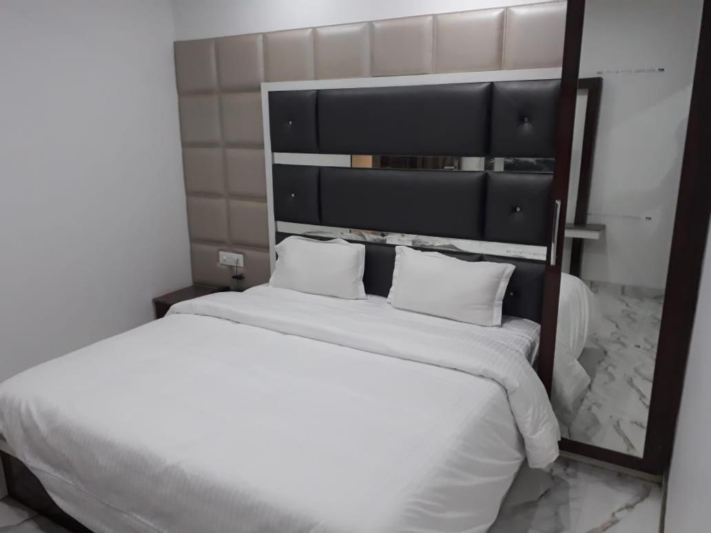Hotel Neelam Moga Ludhiana Extérieur photo